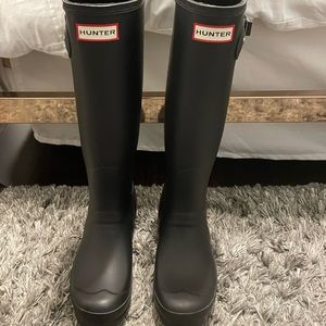 Black hunter boots